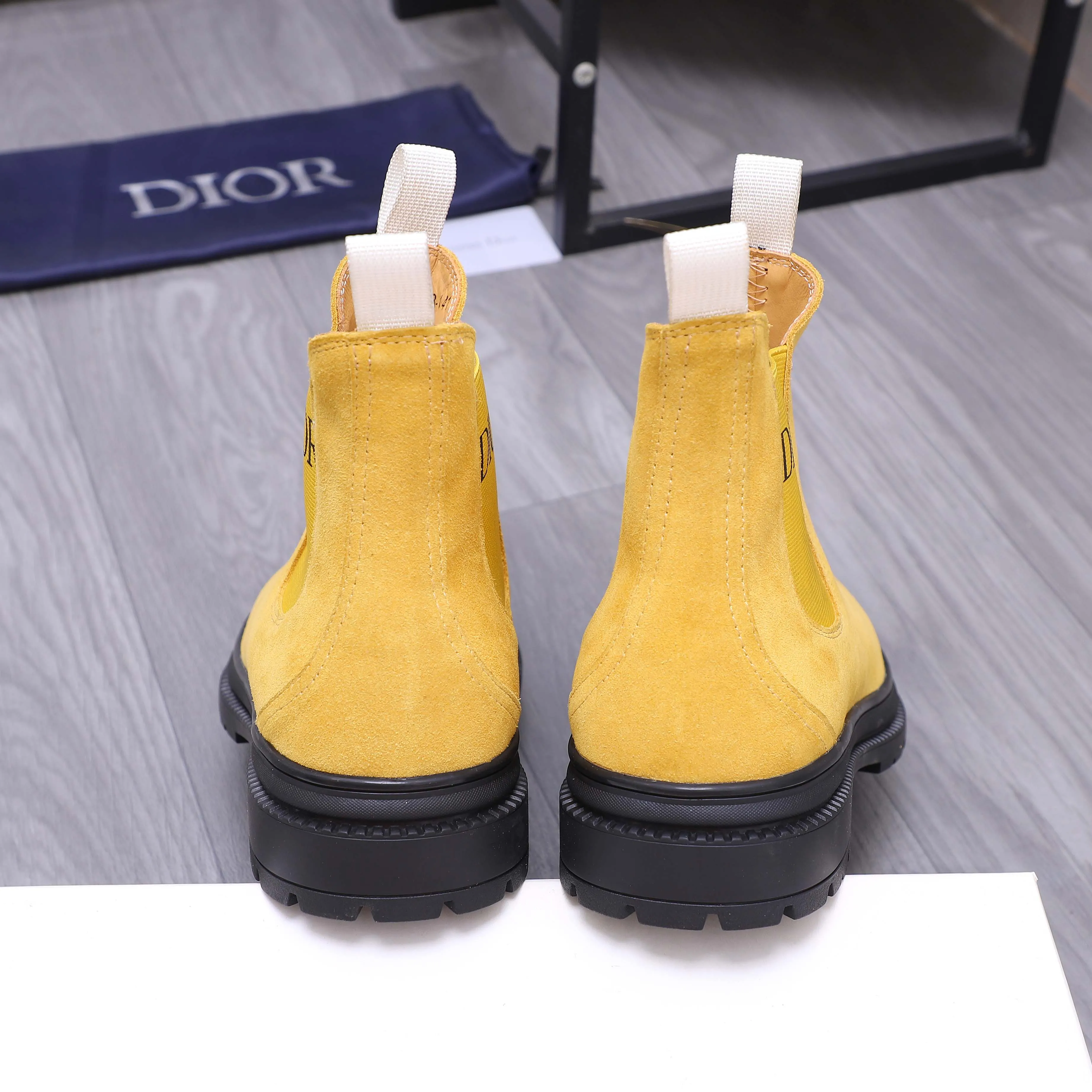 Men's shoes 💰500 Product trademark: Dior "Dior" high-top casual shoes Regular size: 38-45 (45 is custom-made and non-returnable) Product materials: Selected frosted cowhide upper, cowhide lining, rubber non-slip outsole
